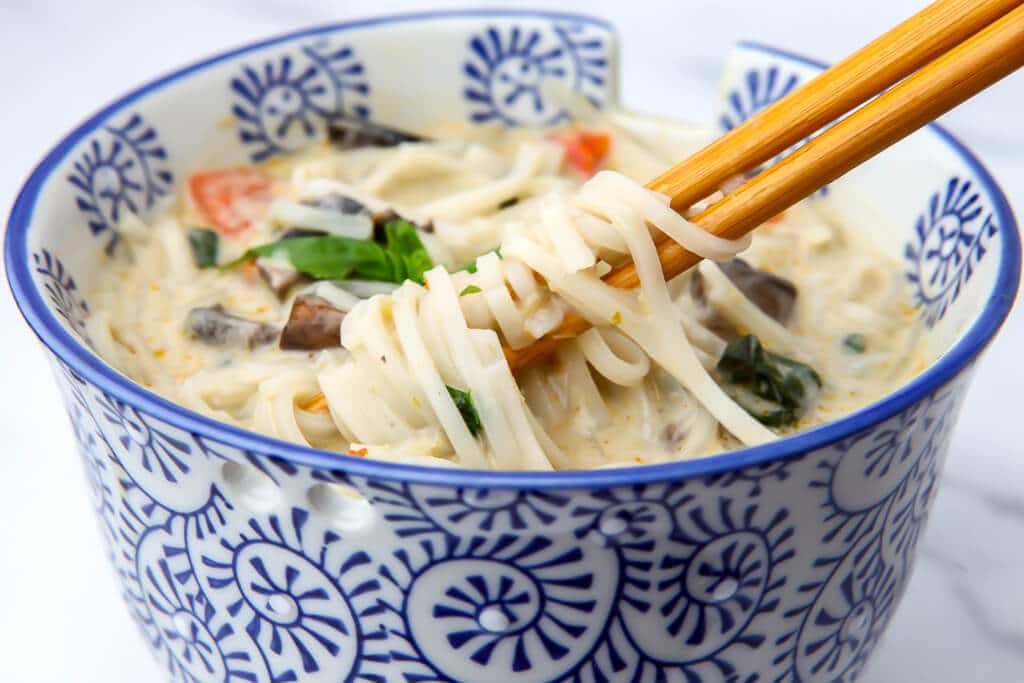 Customizable Vegan Thai Coconut Curry Soup: Flavorful & Fast